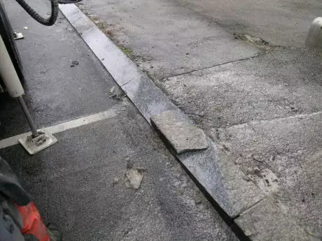 Découpe de bordures, trottoirs. 